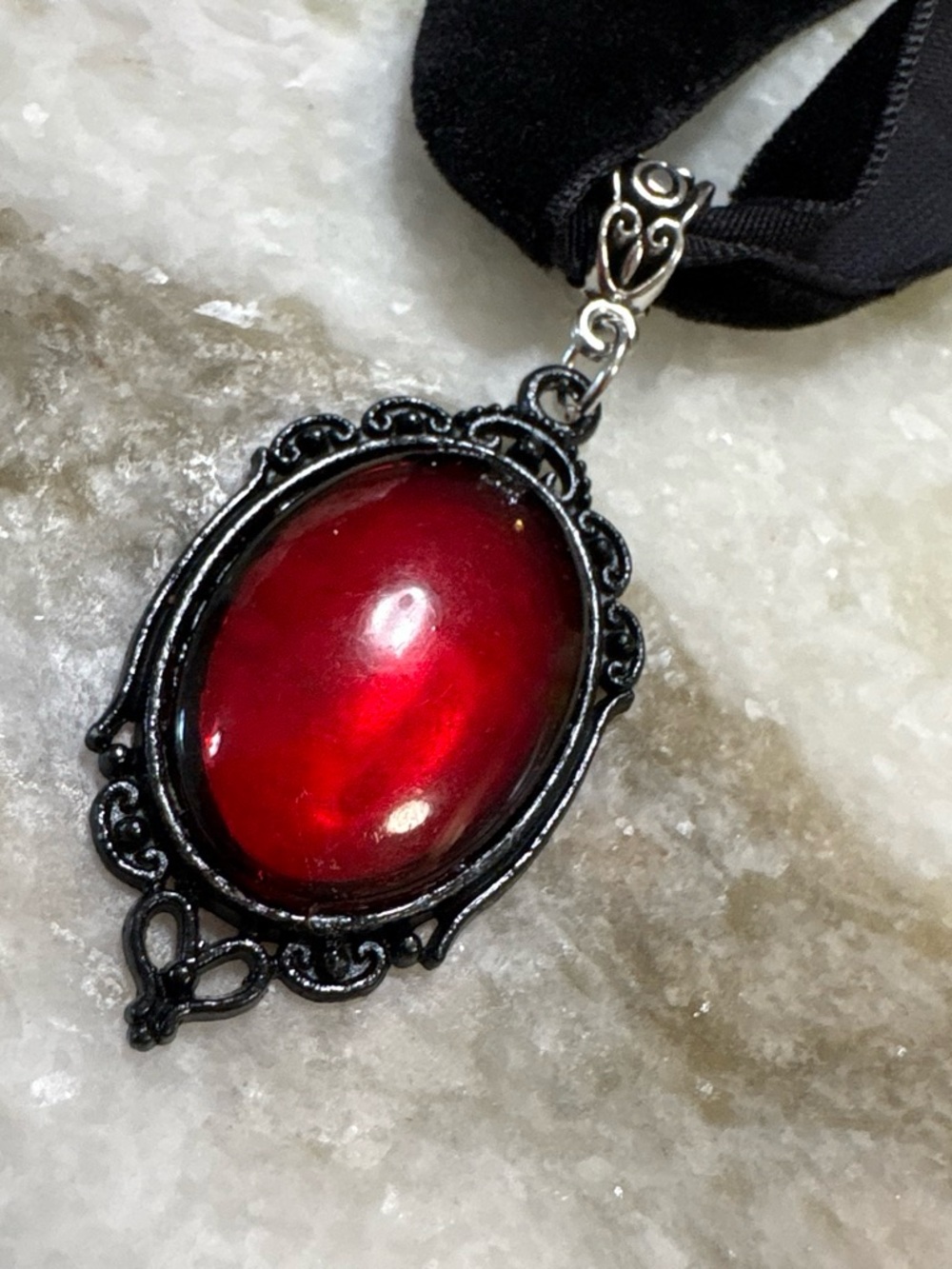 Red Vintage-Style Oval Pendant Necklace